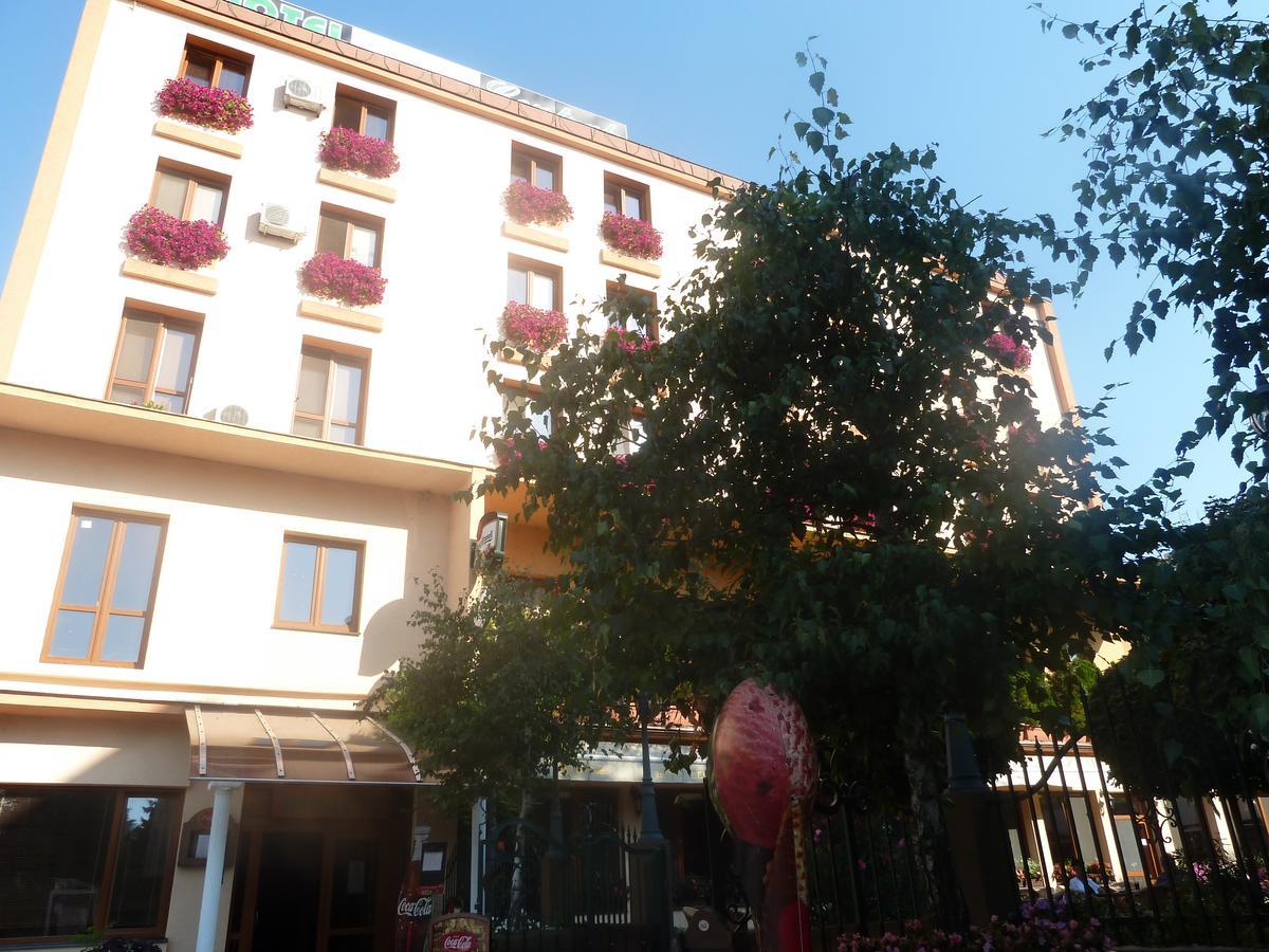 Hotel Centrál Šaľa Sala Exterior foto